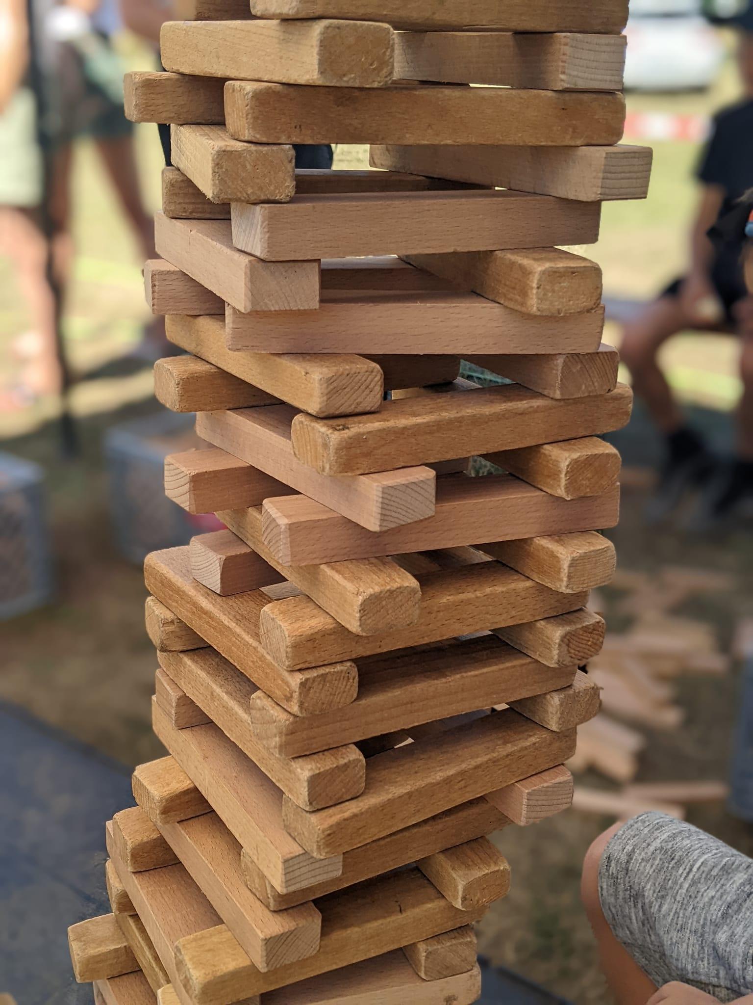 Ein hoher Turm aus großen Holzbausteinen