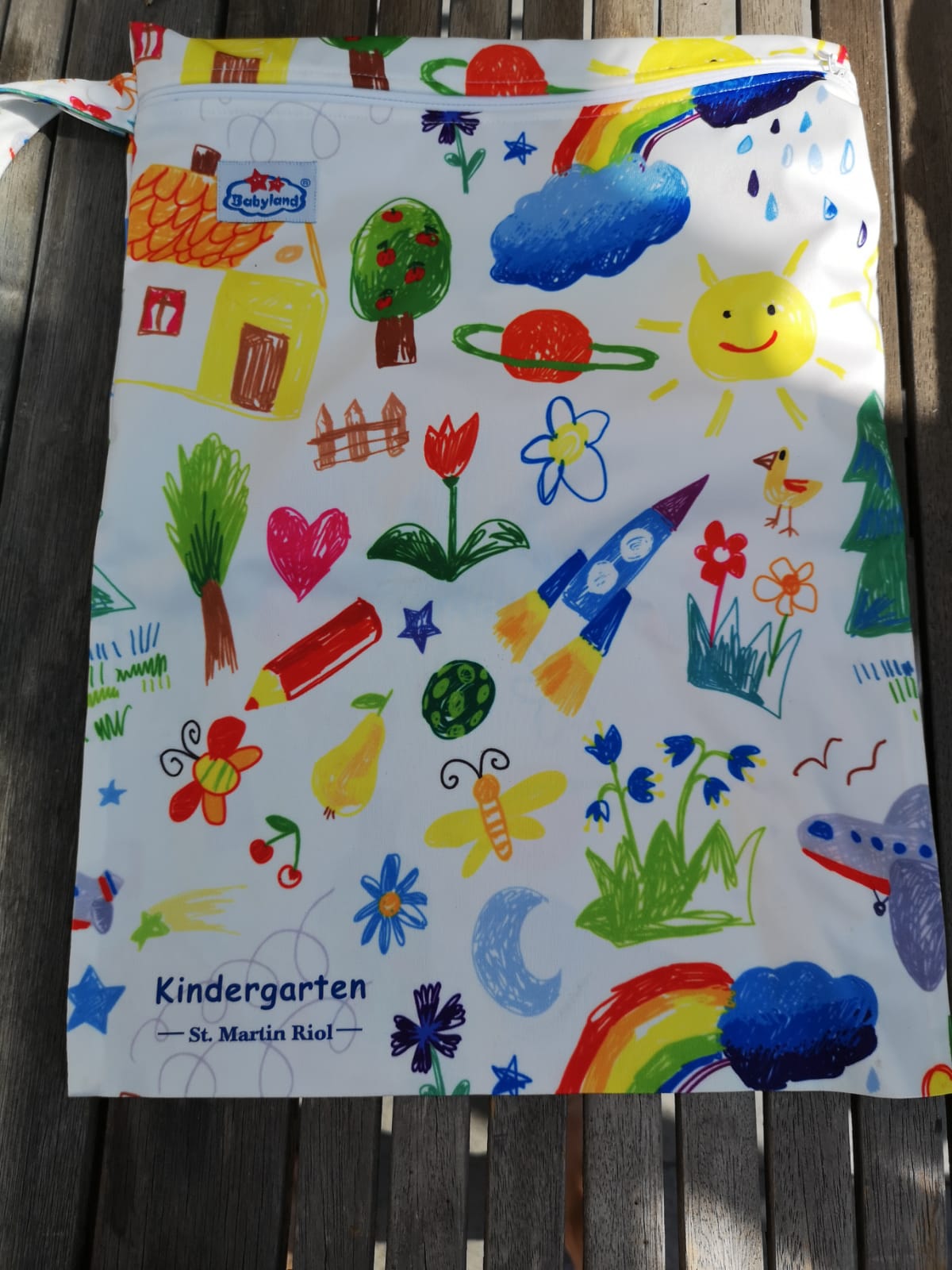Bunte wiederverwendbare Nasstasche der Kita St. Martin Riol