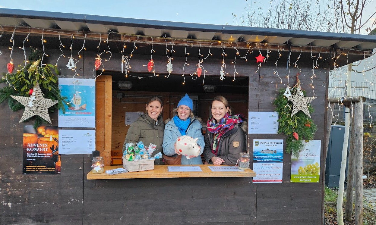 Helferinnen am Stand des Winzerglühens in Riol